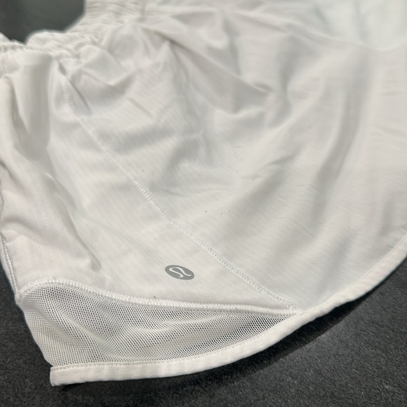 (6252) LULULEMON Hotty Hot Short II (Long 4") White/Barely Beige in Sz 6 *Loved - Picture 6 of 8